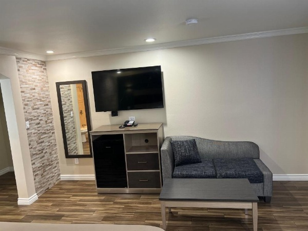 Walnut Inn & Suites West Covina image 25